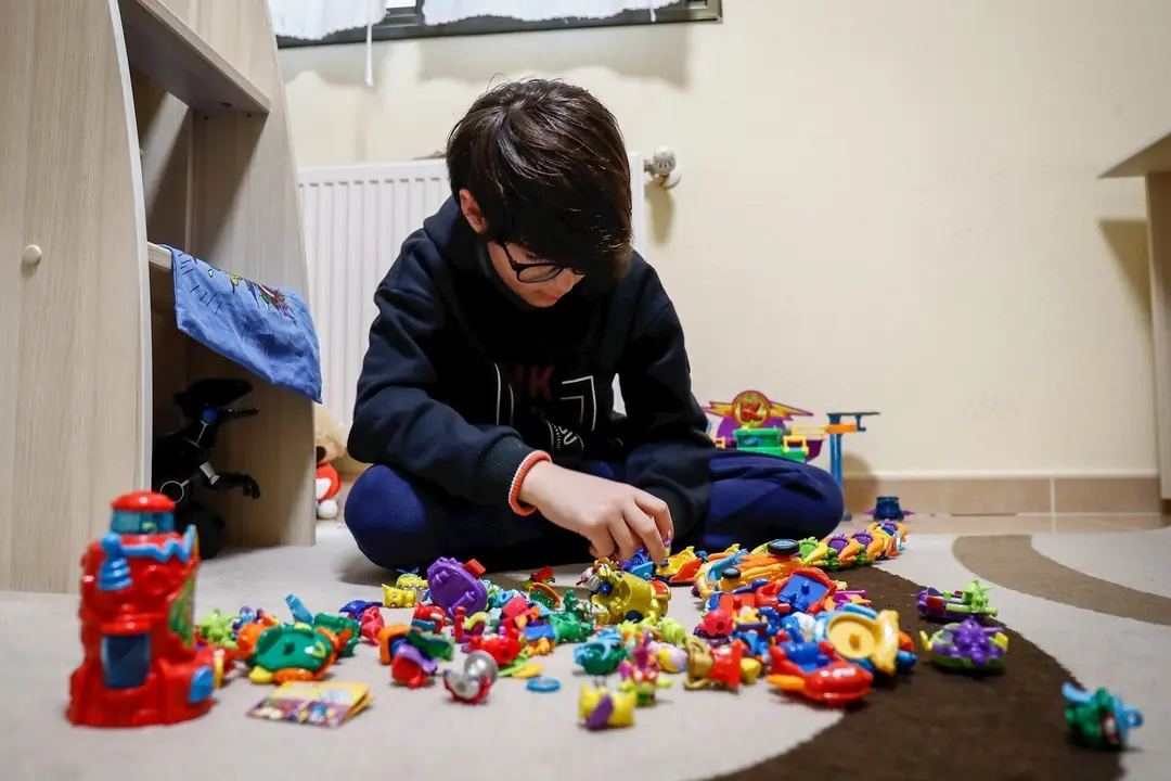 Un ni&ntilde;o juega en su casa con unos mu&ntilde;ecos durante el confinamiento por el coronavirus, en Valdemoro/Madrid (Espa&ntilde;a) a 20 de abril de 2020.