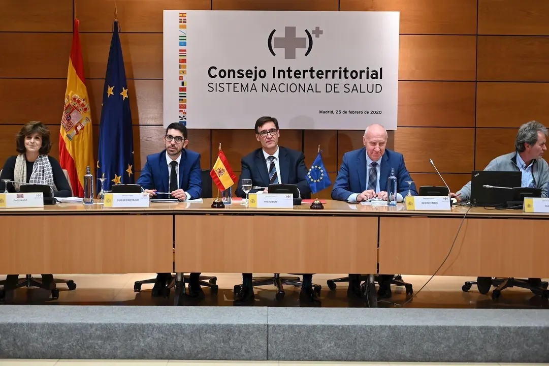 Ministro de Sanidad, Salvador Illa, y los consejeros de Sanidad de las comunidades aut&oacute;nomas reunidos en un Consejo Interterritorial del Sistema Nacional de Salud extraordinario el 25 de febrero de 2020 para tratar sobre el coronavirus.
