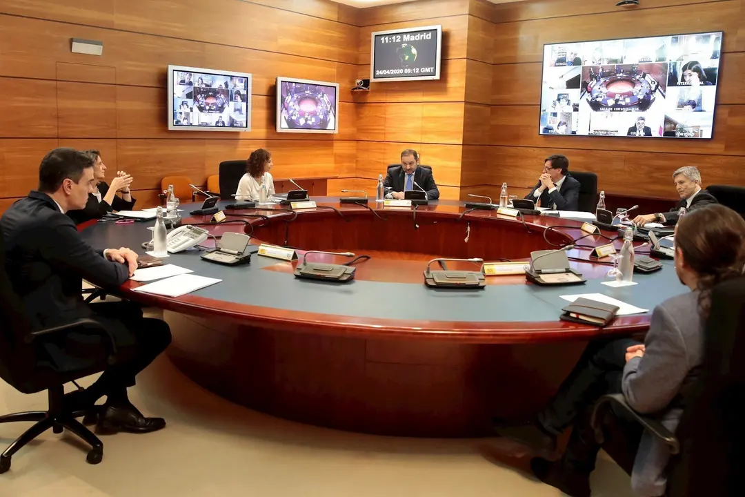 El presidente del Gobierno, Pedro S&aacute;nchez, preside el Consejo de Ministros extraordinario para hacer efectiva la tercera pr&oacute;rroga del estado de alarma por la crisis del Covid-19 en el pa&iacute;s, provocando as&iacute; que los espa&ntilde;oles est&eacute;n confinados como m&iacute;nimo has