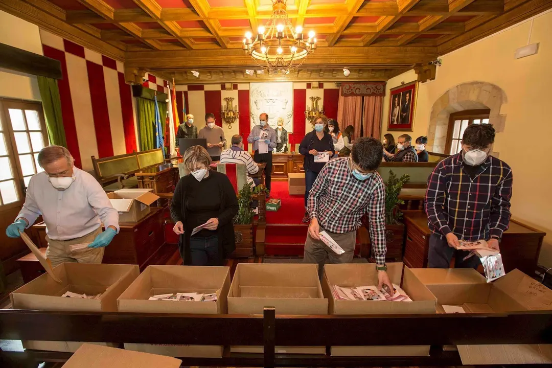 Reparto de mascarillas en Camargo