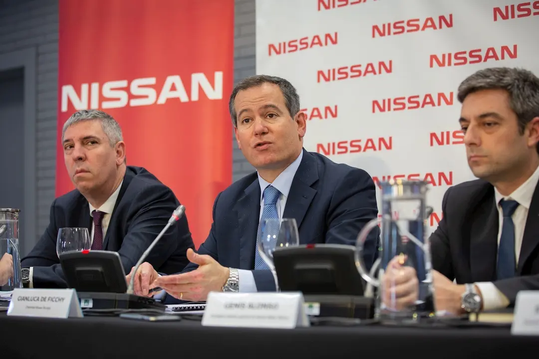 (I-D) El responsable de fabricaci&oacute;n de la alianza Renault-Nissan, Jos&eacute; Vicente de los Mozos; el presidente de Nissan Europa, Gianluca de Ficchy; y el director de Nissan Motor Ib&eacute;rica, Gen&iacute;s Alonso, en una foto de archivo.