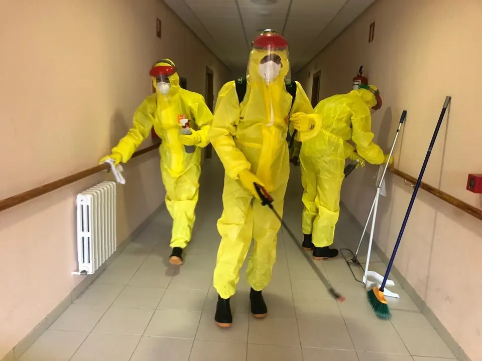 Miembros de la UME en la desinfecci&oacute;n de una residencia de mayores