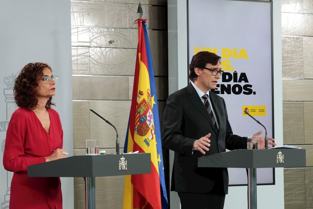 El ministro de Sanidad, Salvador Illa, y la portavoz del Gobierno, María Jesús Montero, durante la rueda de prensa por videoconferencia para abordar la evolución del coronavirus en España. En Madrid, (España), a 17 de abril de 2020.