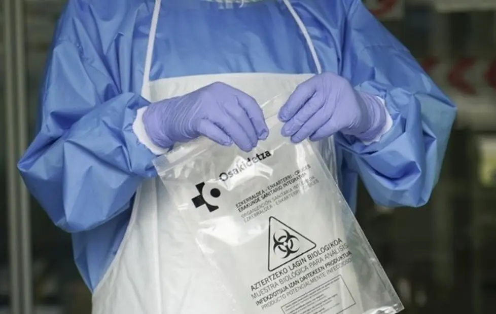 Personal sanitario con una muestra para realizar un test r&aacute;pido por covid-19