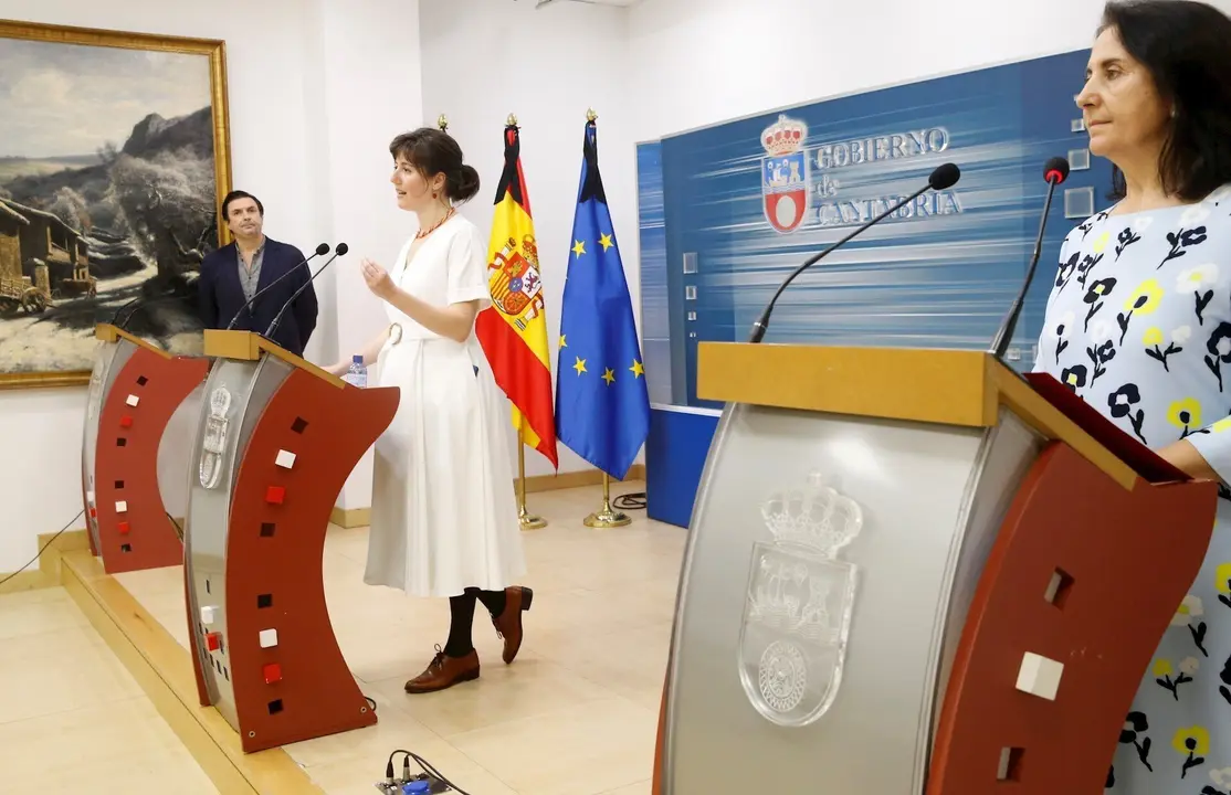 La directora general de Salud P&uacute;blica, Paloma Navas; Rafael Tejido, gerente del Hospital Valdecilla, y Carmen Fari&ntilde;as, jefa del Servicio de Enfermedades Infecciosas del Hospital Valdecilla, informan, en rueda de prensa