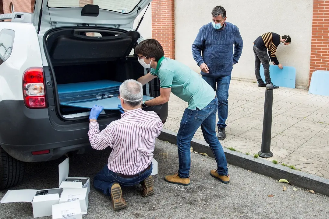 Distribuci&oacute;n de pantallas protectoras a los taxistas de Torrelavega
