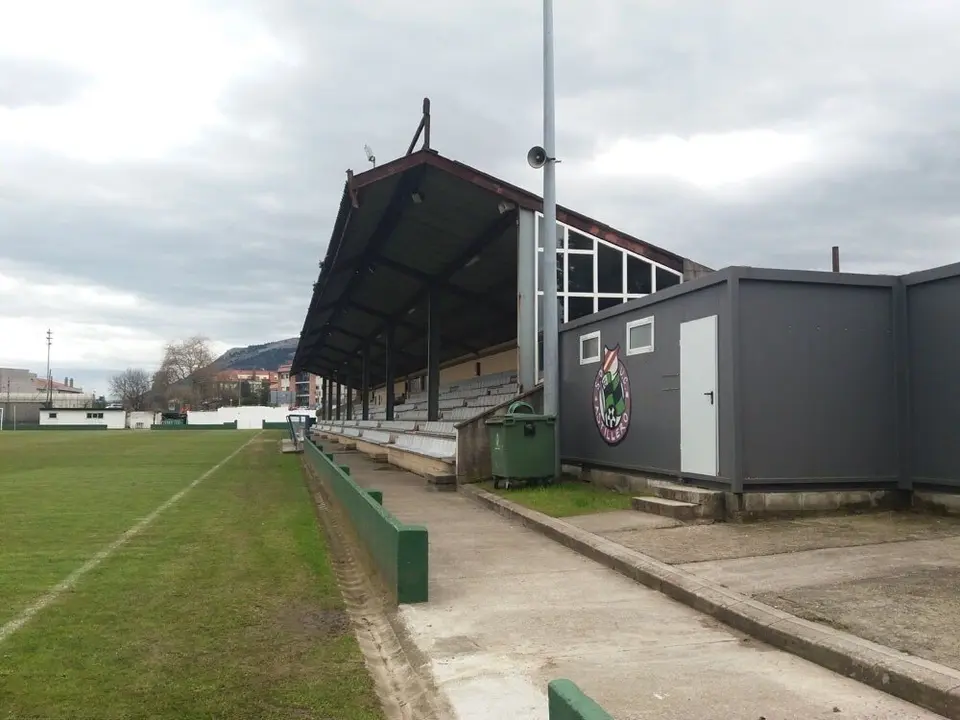 Grada del campo de f&uacute;tbol de la Planchada