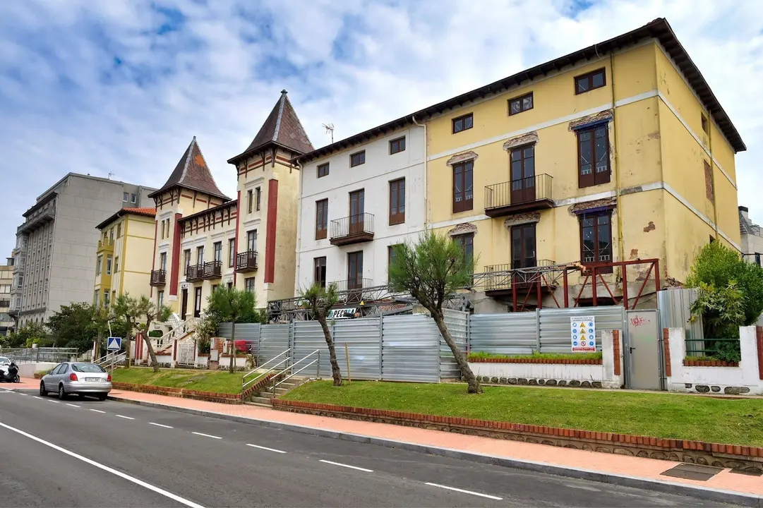 Edificios de Los Castros que se transformar&aacute;n en un hotel