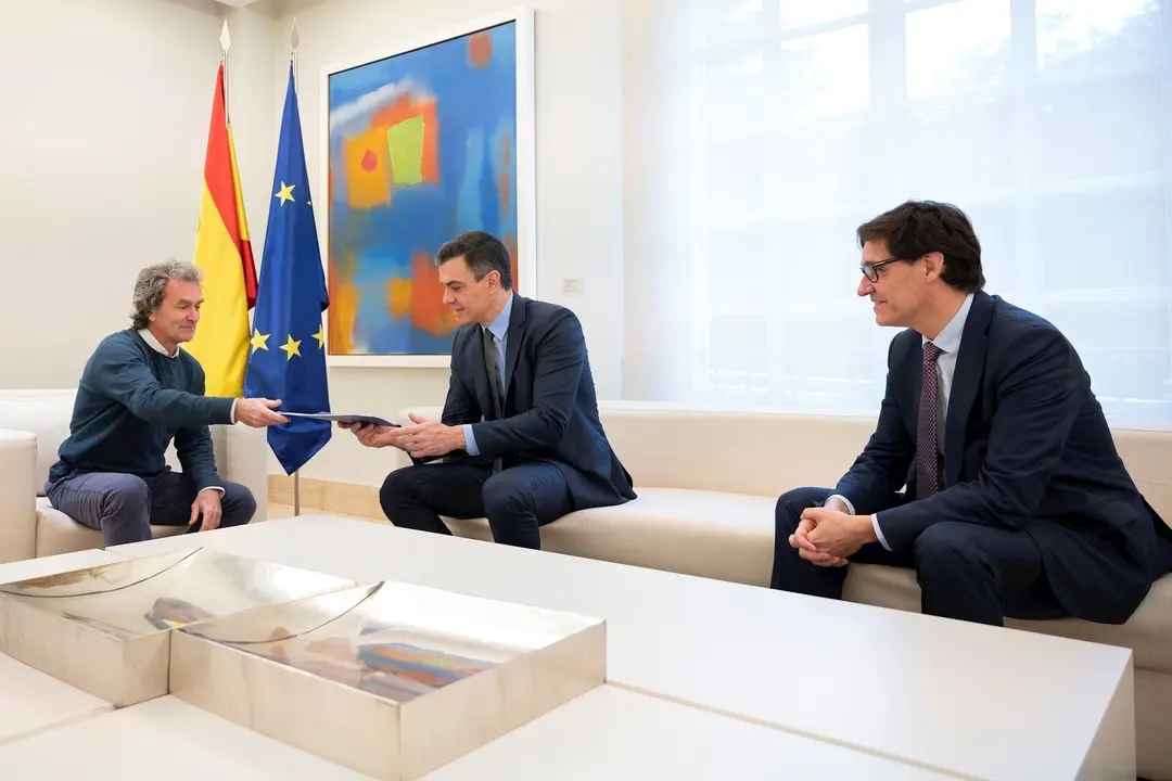 Illa entrega a S&aacute;nchez un informe sobre la "estrategia de transici&oacute;n" antes de la reuni&oacute;n con las CCAA, en Madrid (Espa&ntilde;a) a 26 de abril de 2020.