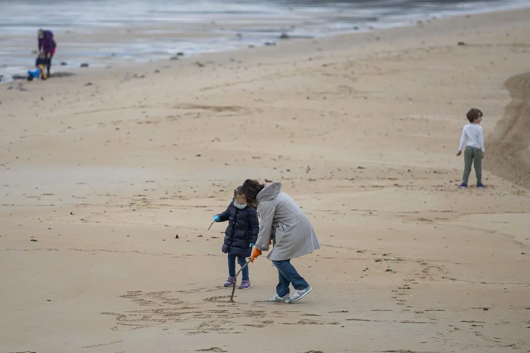 DAVID S. BUSTAMANTE 24/04/2020 SANTANDER/ CANTABRIA Los ni&ntilde;os menores de 14 a&ntilde;os pueden salir a la calle acompa&ntilde;ados de un adulto tras el confinamiento por el Estado de Alarma decretado por el Coronavirus Covid-19. 