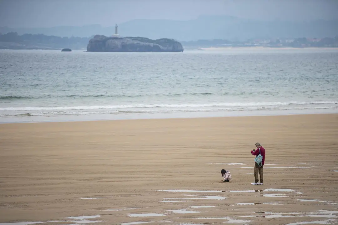 DAVID S. BUSTAMANTE 24/04/2020 SANTANDER/ CANTABRIA Los ni&ntilde;os menores de 14 a&ntilde;os pueden salir a la calle acompa&ntilde;ados de un adulto tras el confinamiento por el Estado de Alarma decretado por el Coronavirus Covid-19. 