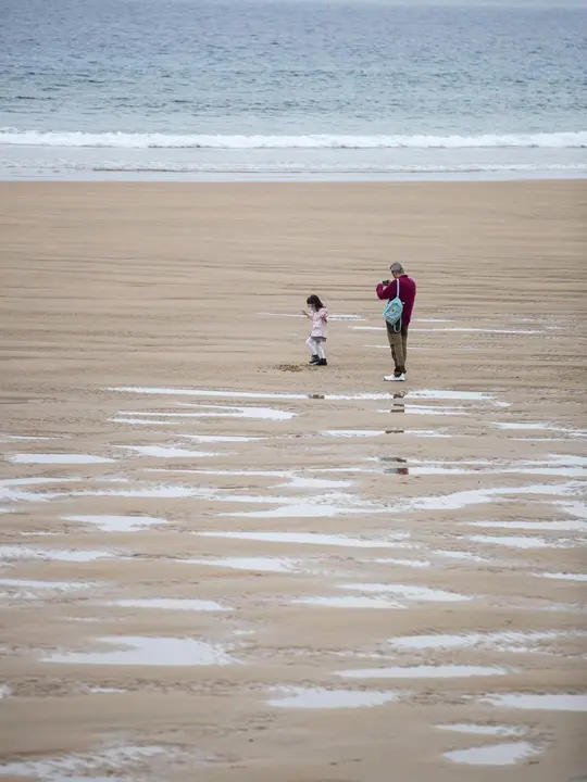 DAVID S. BUSTAMANTE 24/04/2020 SANTANDER/ CANTABRIA Los ni&ntilde;os menores de 14 a&ntilde;os pueden salir a la calle acompa&ntilde;ados de un adulto tras el confinamiento por el Estado de Alarma decretado por el Coronavirus Covid-19. 