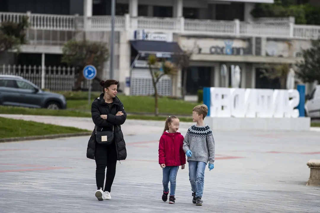 DAVID S. BUSTAMANTE 24/04/2020 SANTANDER/ CANTABRIA Los ni&ntilde;os menores de 14 a&ntilde;os pueden salir a la calle acompa&ntilde;ados de un adulto tras el confinamiento por el Estado de Alarma decretado por el Coronavirus Covid-19.