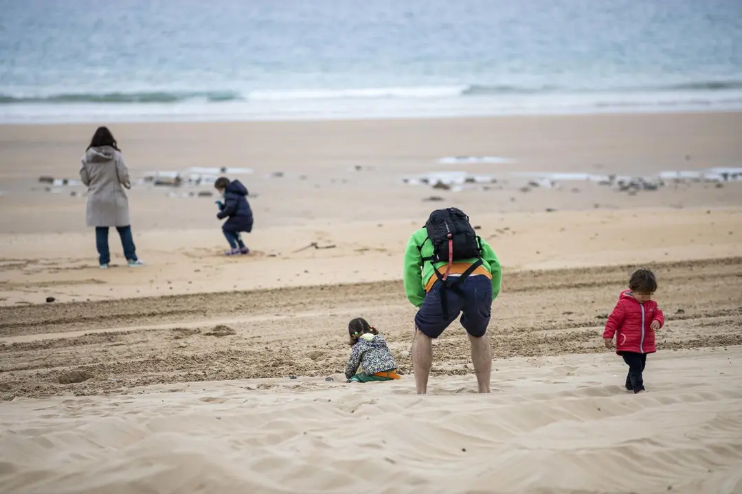 DAVID S. BUSTAMANTE 24/04/2020 SANTANDER/ CANTABRIA Los ni&ntilde;os menores de 14 a&ntilde;os pueden salir a la calle acompa&ntilde;ados de un adulto tras el confinamiento por el Estado de Alarma decretado por el Coronavirus Covid-19. 