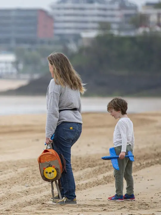 DAVID S. BUSTAMANTE 24/04/2020 SANTANDER/ CANTABRIA Los ni&ntilde;os menores de 14 a&ntilde;os pueden salir a la calle acompa&ntilde;ados de un adulto tras el confinamiento por el Estado de Alarma decretado por el Coronavirus Covid-19. 