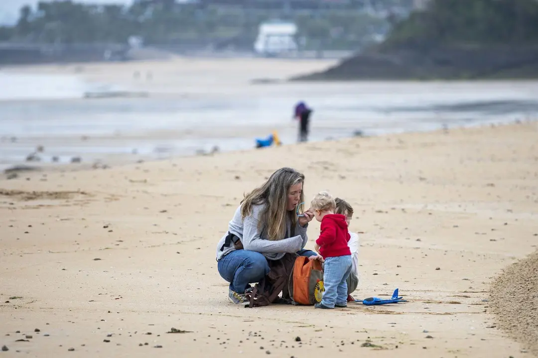 DAVID S. BUSTAMANTE 24/04/2020 SANTANDER/ CANTABRIA Los ni&ntilde;os menores de 14 a&ntilde;os pueden salir a la calle acompa&ntilde;ados de un adulto tras el confinamiento por el Estado de Alarma decretado por el Coronavirus Covid-19. 
