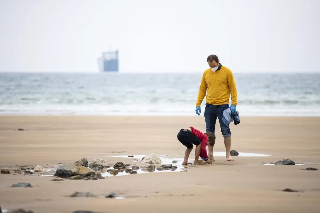 DAVID S. BUSTAMANTE 24/04/2020 SANTANDER/ CANTABRIA Los ni&ntilde;os menores de 14 a&ntilde;os pueden salir a la calle acompa&ntilde;ados de un adulto tras el confinamiento por el Estado de Alarma decretado por el Coronavirus Covid-19. 