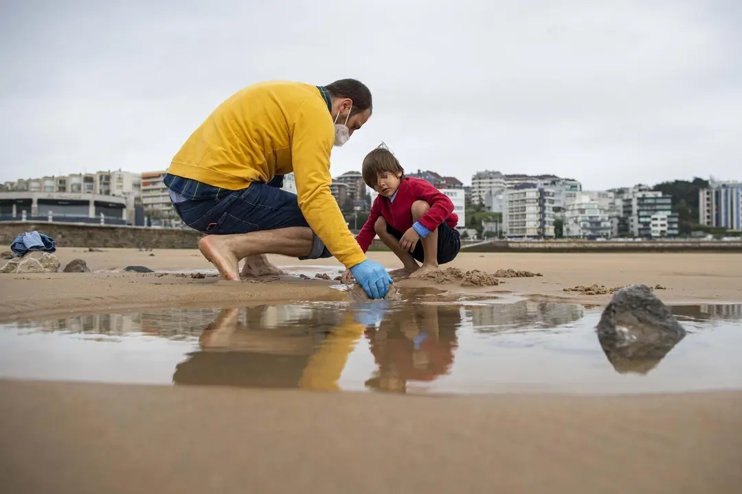 DAVID S. BUSTAMANTE 24/04/2020 SANTANDER/ CANTABRIA Los ni&ntilde;os menores de 14 a&ntilde;os pueden salir a la calle acompa&ntilde;ados de un adulto tras el confinamiento por el Estado de Alarma decretado por el Coronavirus Covid-19. 