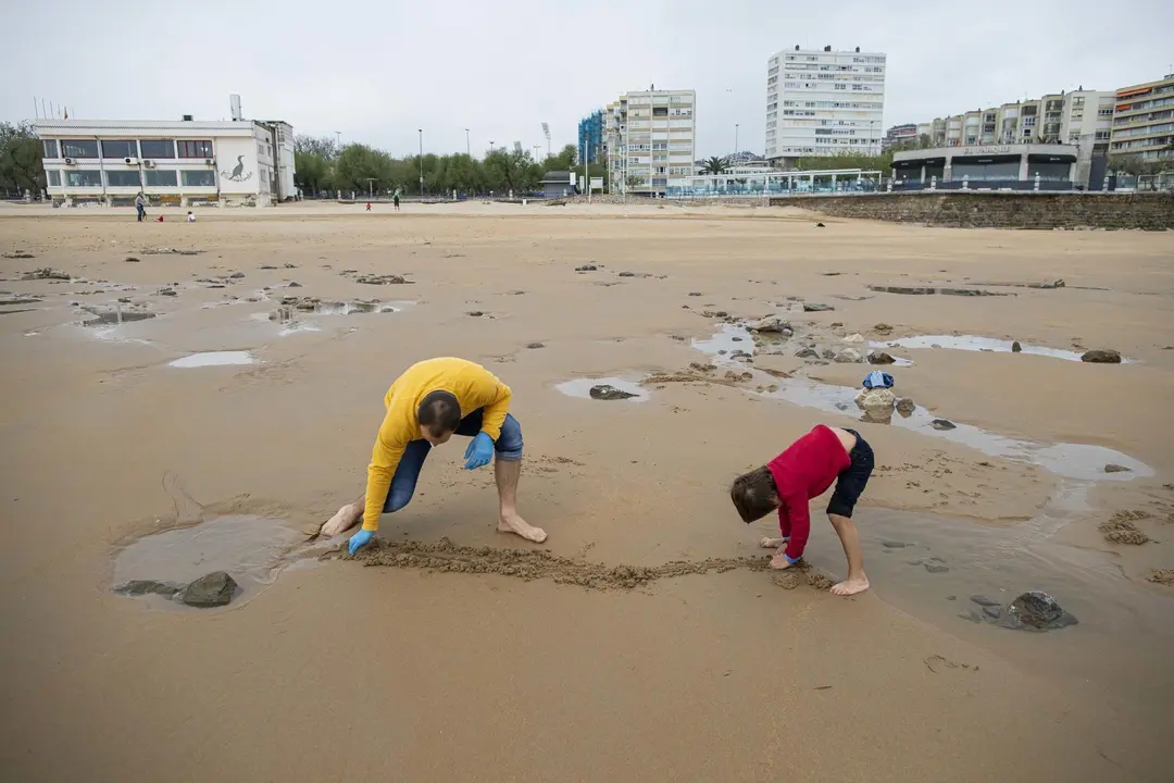 DAVID S. BUSTAMANTE 24/04/2020 SANTANDER/ CANTABRIA Los ni&ntilde;os menores de 14 a&ntilde;os pueden salir a la calle acompa&ntilde;ados de un adulto tras el confinamiento por el Estado de Alarma decretado por el Coronavirus Covid-19. 