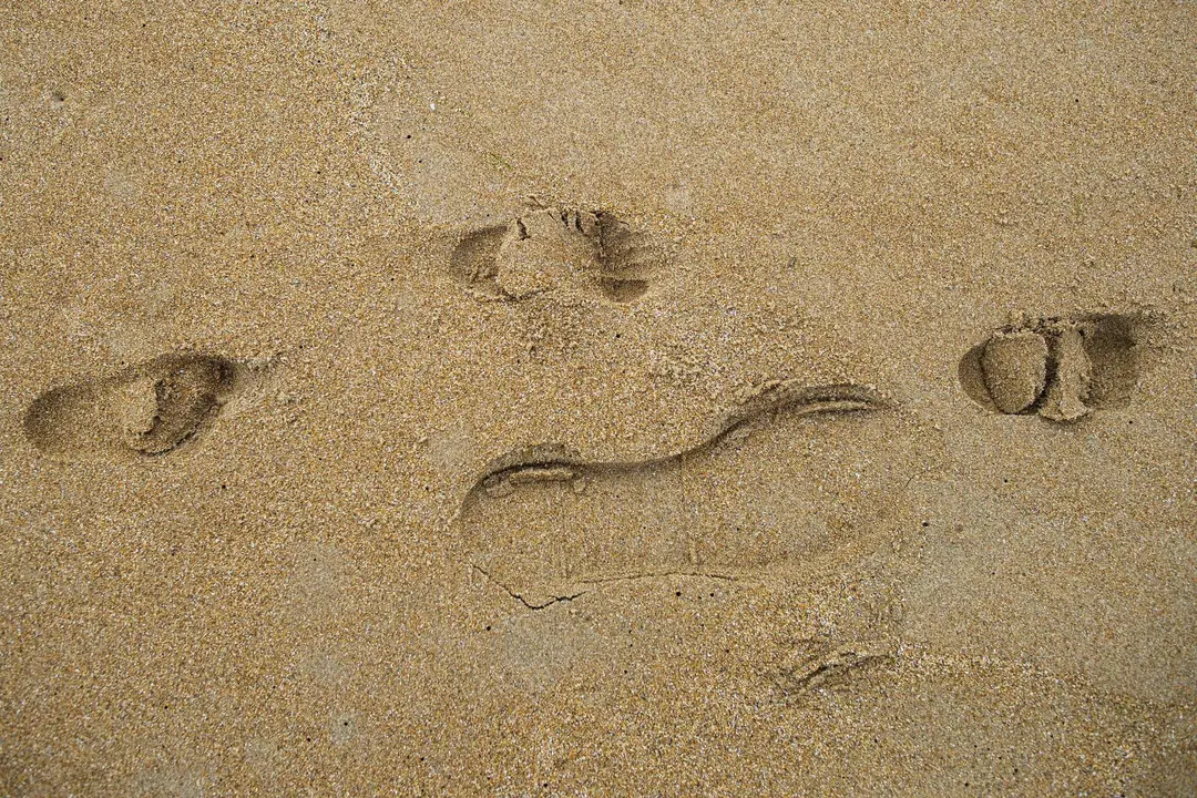 DAVID S. BUSTAMANTE 24/04/2020 SANTANDER/ CANTABRIA Los ni&ntilde;os menores de 14 a&ntilde;os pueden salir a la calle acompa&ntilde;ados de un adulto tras el confinamiento por el Estado de Alarma decretado por el Coronavirus Covid-19. 