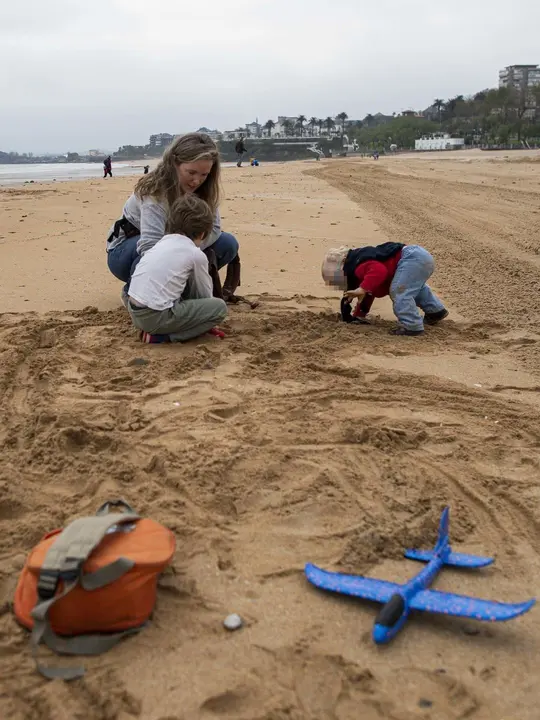 DAVID S. BUSTAMANTE 24/04/2020 SANTANDER/ CANTABRIA Los ni&ntilde;os menores de 14 a&ntilde;os pueden salir a la calle acompa&ntilde;ados de un adulto tras el confinamiento por el Estado de Alarma decretado por el Coronavirus Covid-19. 