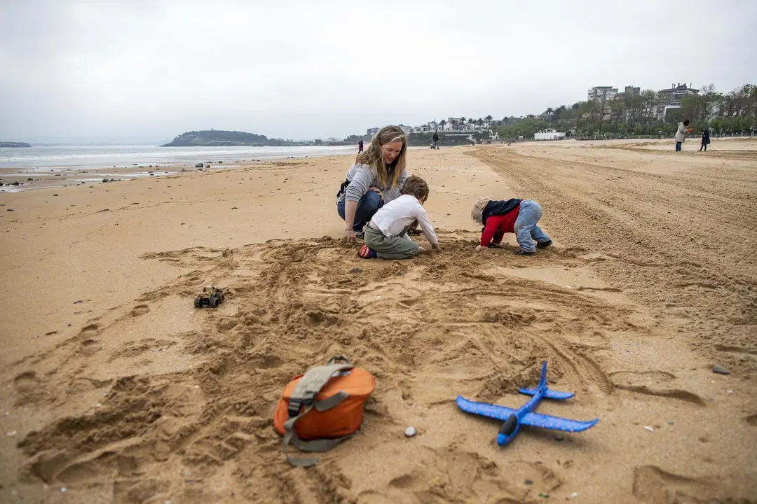 DAVID S. BUSTAMANTE 24/04/2020 SANTANDER/ CANTABRIA Los ni&ntilde;os menores de 14 a&ntilde;os pueden salir a la calle acompa&ntilde;ados de un adulto tras el confinamiento por el Estado de Alarma decretado por el Coronavirus Covid-19. 