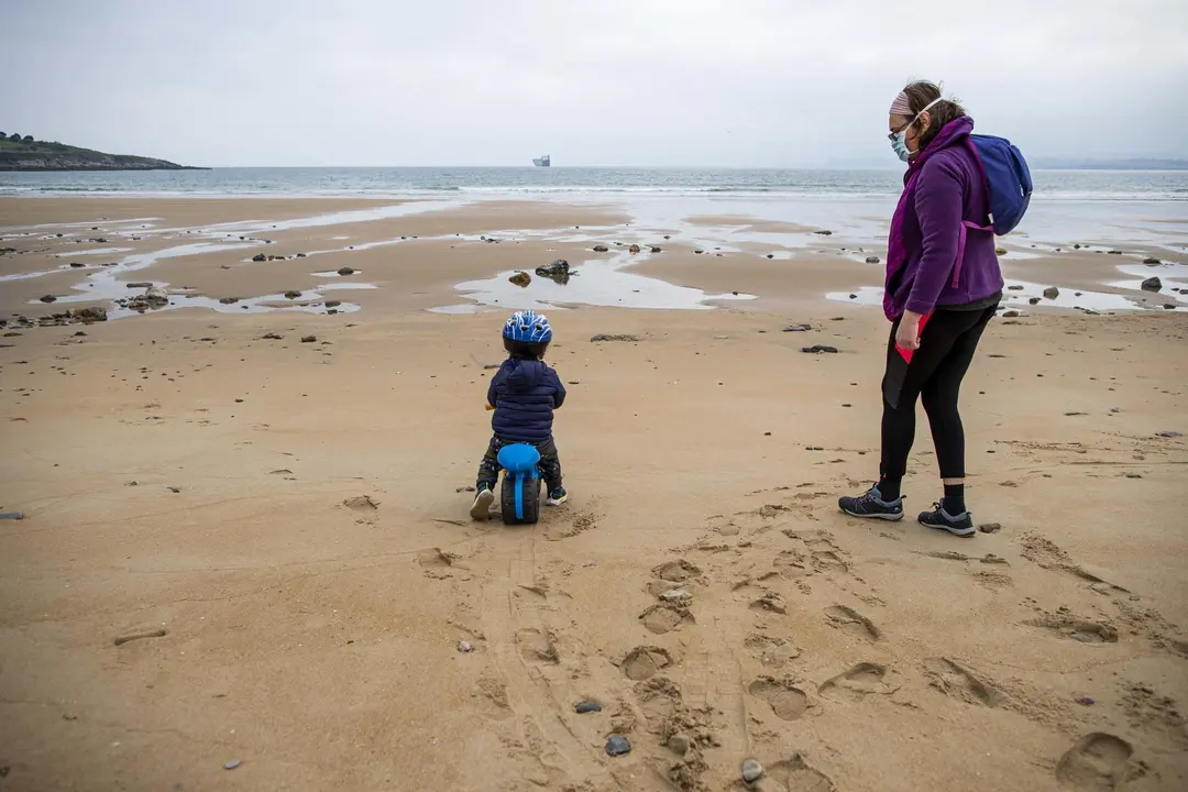 DAVID S. BUSTAMANTE 24/04/2020 SANTANDER/ CANTABRIA Los ni&ntilde;os menores de 14 a&ntilde;os pueden salir a la calle acompa&ntilde;ados de un adulto tras el confinamiento por el Estado de Alarma decretado por el Coronavirus Covid-19. 