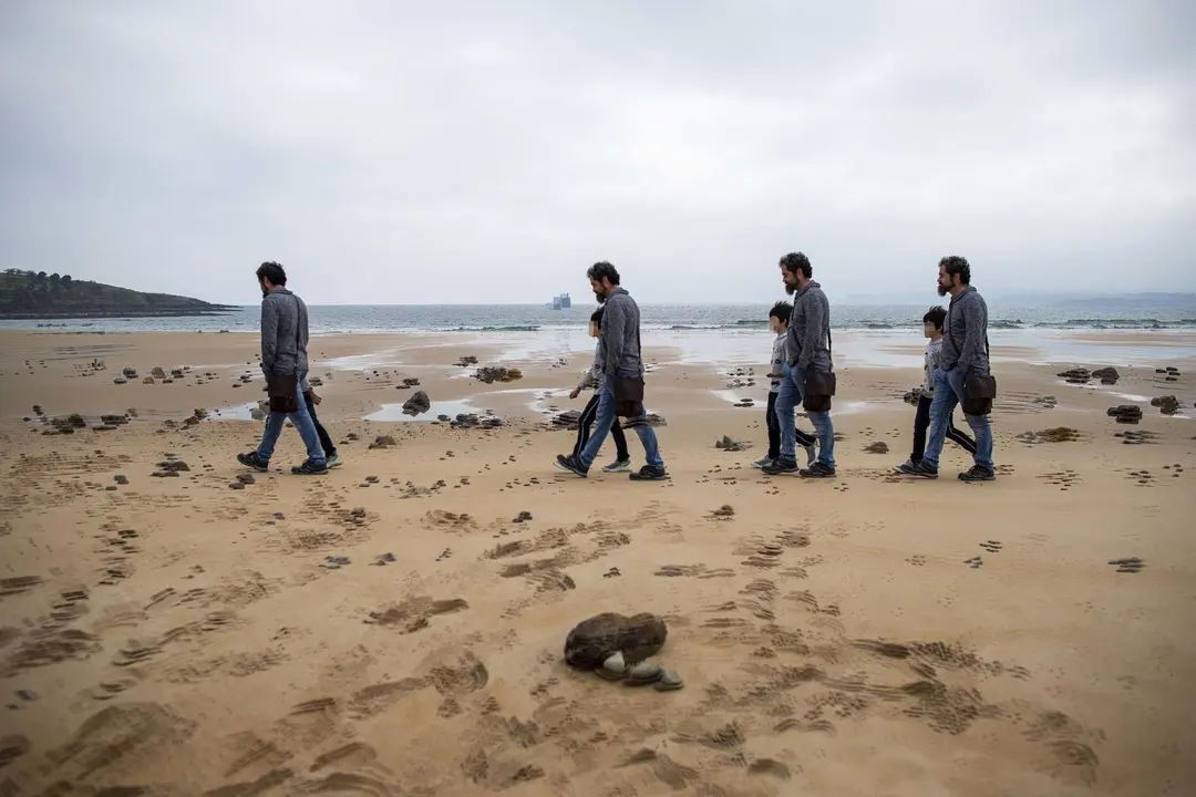 DAVID S. BUSTAMANTE 24/04/2020 SANTANDER/ CANTABRIA Los ni&ntilde;os menores de 14 a&ntilde;os pueden salir a la calle acompa&ntilde;ados de un adulto tras el confinamiento por el Estado de Alarma decretado por el Coronavirus Covid-19. 