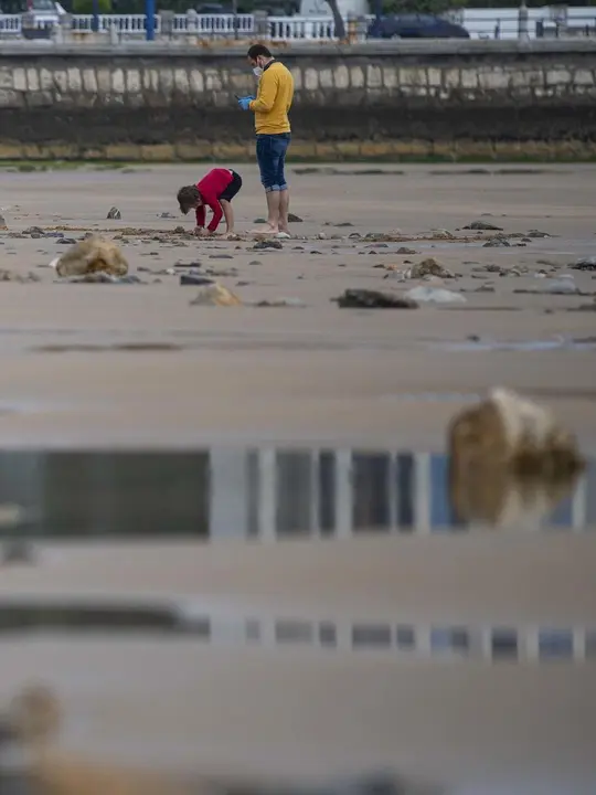 DAVID S. BUSTAMANTE 24/04/2020 SANTANDER/ CANTABRIA Los ni&ntilde;os menores de 14 a&ntilde;os pueden salir a la calle acompa&ntilde;ados de un adulto tras el confinamiento por el Estado de Alarma decretado por el Coronavirus Covid-19. 
