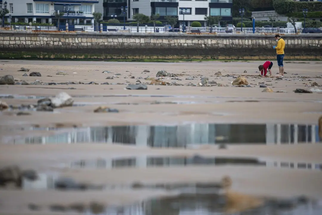DAVID S. BUSTAMANTE 24/04/2020 SANTANDER/ CANTABRIA Los ni&ntilde;os menores de 14 a&ntilde;os pueden salir a la calle acompa&ntilde;ados de un adulto tras el confinamiento por el Estado de Alarma decretado por el Coronavirus Covid-19. 