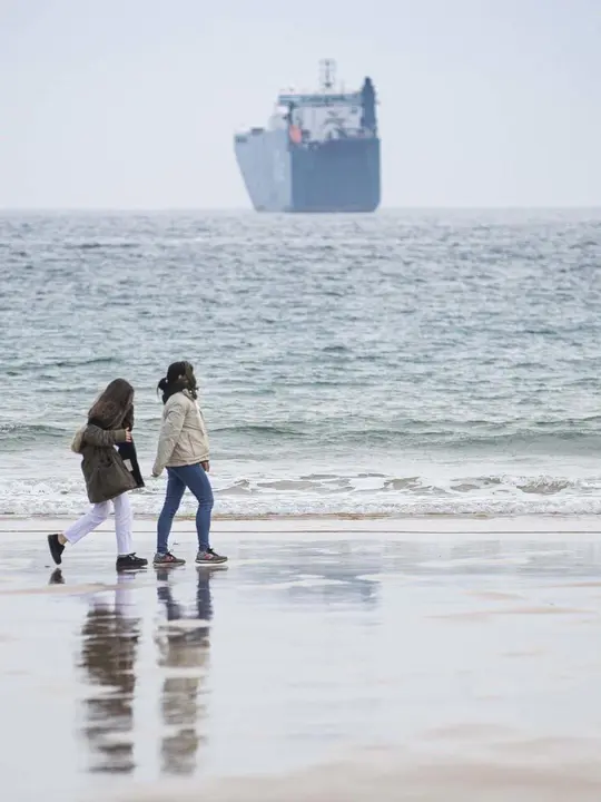 DAVID S. BUSTAMANTE 24/04/2020 SANTANDER/ CANTABRIA Los ni&ntilde;os menores de 14 a&ntilde;os pueden salir a la calle acompa&ntilde;ados de un adulto tras el confinamiento por el Estado de Alarma decretado por el Coronavirus Covid-19. 