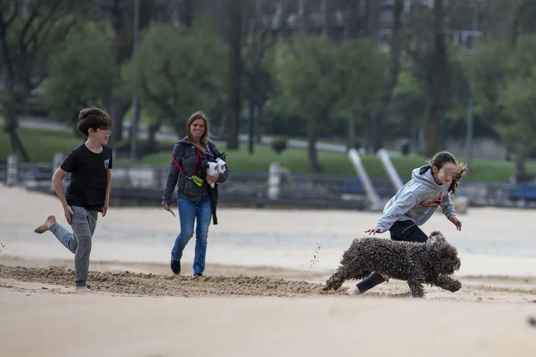DAVID S. BUSTAMANTE 24/04/2020 SANTANDER/ CANTABRIA Los ni&ntilde;os menores de 14 a&ntilde;os pueden salir a la calle acompa&ntilde;ados de un adulto tras el confinamiento por el Estado de Alarma decretado por el Coronavirus Covid-19. 