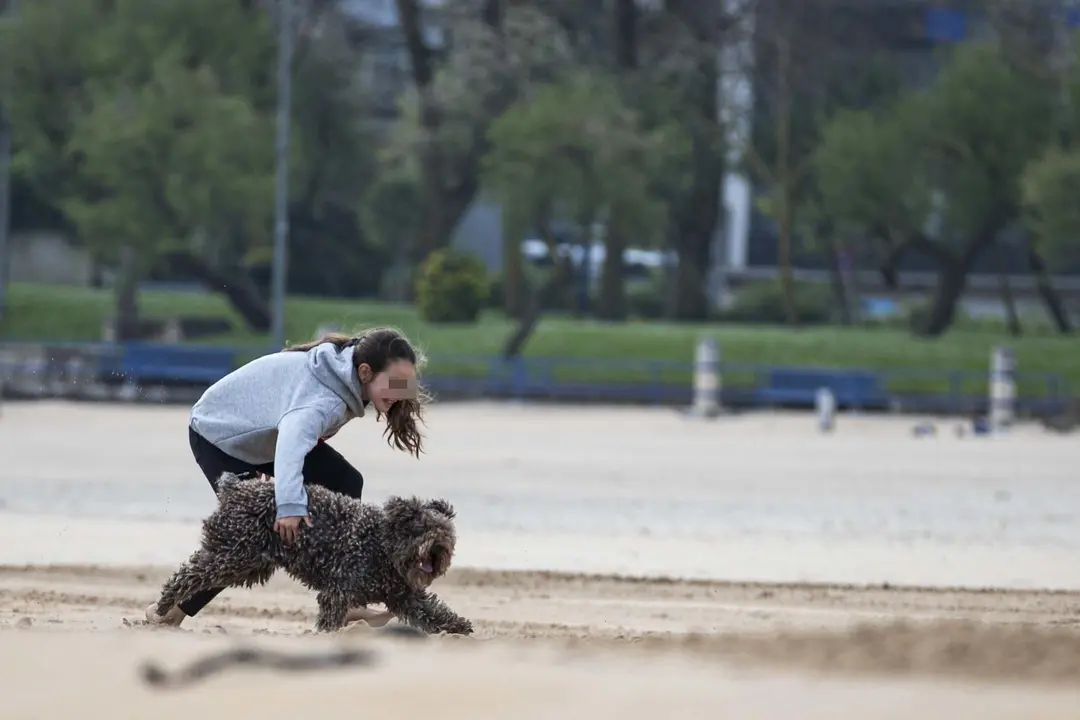 DAVID S. BUSTAMANTE 24/04/2020 SANTANDER/ CANTABRIA Los ni&ntilde;os menores de 14 a&ntilde;os pueden salir a la calle acompa&ntilde;ados de un adulto tras el confinamiento por el Estado de Alarma decretado por el Coronavirus Covid-19. 