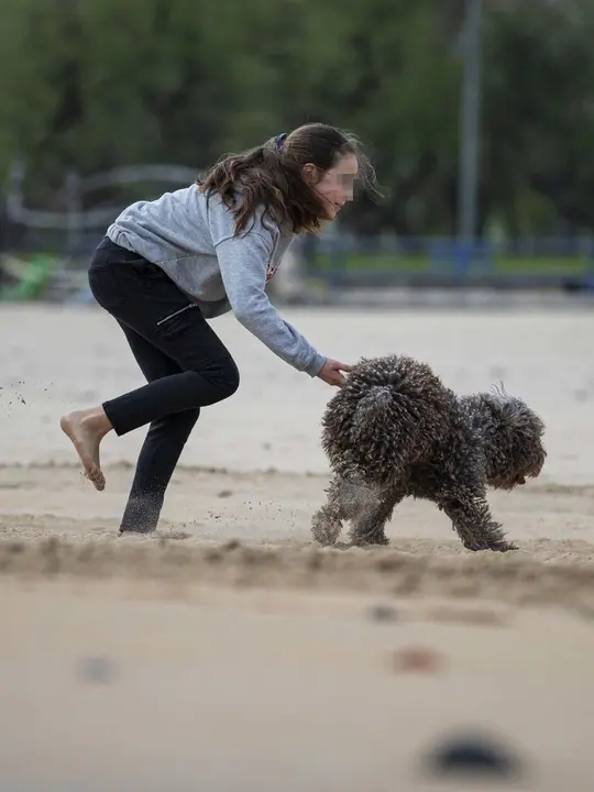 DAVID S. BUSTAMANTE 24/04/2020 SANTANDER/ CANTABRIA Los ni&ntilde;os menores de 14 a&ntilde;os pueden salir a la calle acompa&ntilde;ados de un adulto tras el confinamiento por el Estado de Alarma decretado por el Coronavirus Covid-19. 