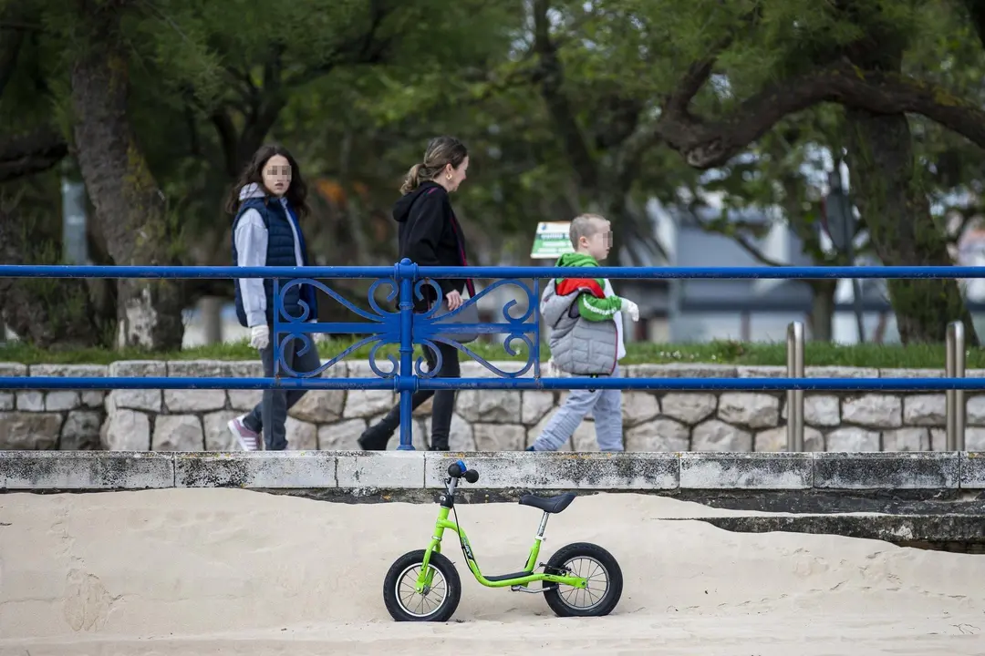 DAVID S. BUSTAMANTE 24/04/2020 SANTANDER/ CANTABRIA Los ni&ntilde;os menores de 14 a&ntilde;os pueden salir a la calle acompa&ntilde;ados de un adulto tras el confinamiento por el Estado de Alarma decretado por el Coronavirus Covid-19. 