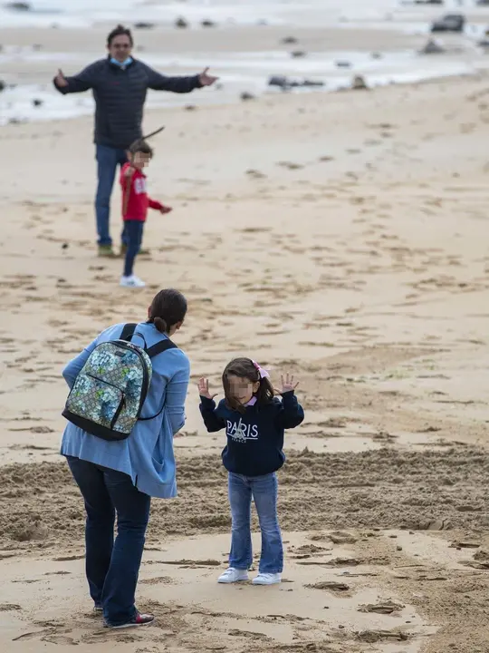DAVID S. BUSTAMANTE 24/04/2020 SANTANDER/ CANTABRIA Los ni&ntilde;os menores de 14 a&ntilde;os pueden salir a la calle acompa&ntilde;ados de un adulto tras el confinamiento por el Estado de Alarma decretado por el Coronavirus Covid-19. 
