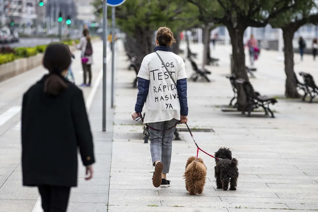 DAVID S. BUSTAMANTE 24/04/2020 SANTANDER/ CANTABRIA Los ni&ntilde;os menores de 14 a&ntilde;os pueden salir a la calle acompa&ntilde;ados de un adulto tras el confinamiento por el Estado de Alarma decretado por el Coronavirus Covid-19. 