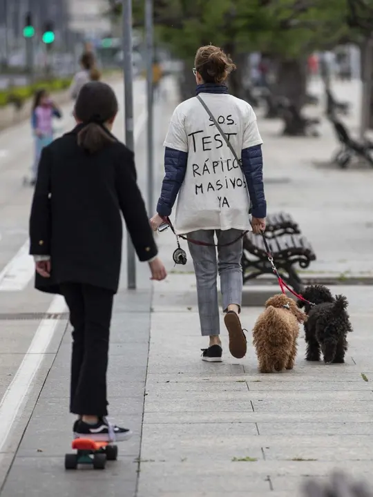DAVID S. BUSTAMANTE 24/04/2020 SANTANDER/ CANTABRIA Los ni&ntilde;os menores de 14 a&ntilde;os pueden salir a la calle acompa&ntilde;ados de un adulto tras el confinamiento por el Estado de Alarma decretado por el Coronavirus Covid-19. 