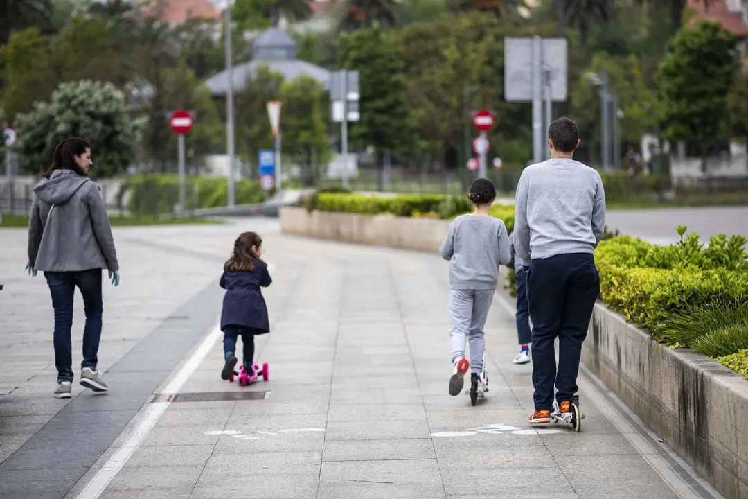 DAVID S. BUSTAMANTE 24/04/2020 SANTANDER/ CANTABRIA Los ni&ntilde;os menores de 14 a&ntilde;os pueden salir a la calle acompa&ntilde;ados de un adulto tras el confinamiento por el Estado de Alarma decretado por el Coronavirus Covid-19. 