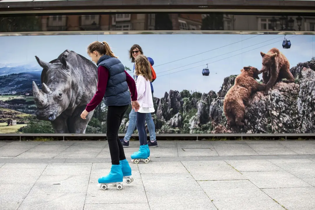 DAVID S. BUSTAMANTE 24/04/2020 SANTANDER/ CANTABRIA Los ni&ntilde;os menores de 14 a&ntilde;os pueden salir a la calle acompa&ntilde;ados de un adulto tras el confinamiento por el Estado de Alarma decretado por el Coronavirus Covid-19. 