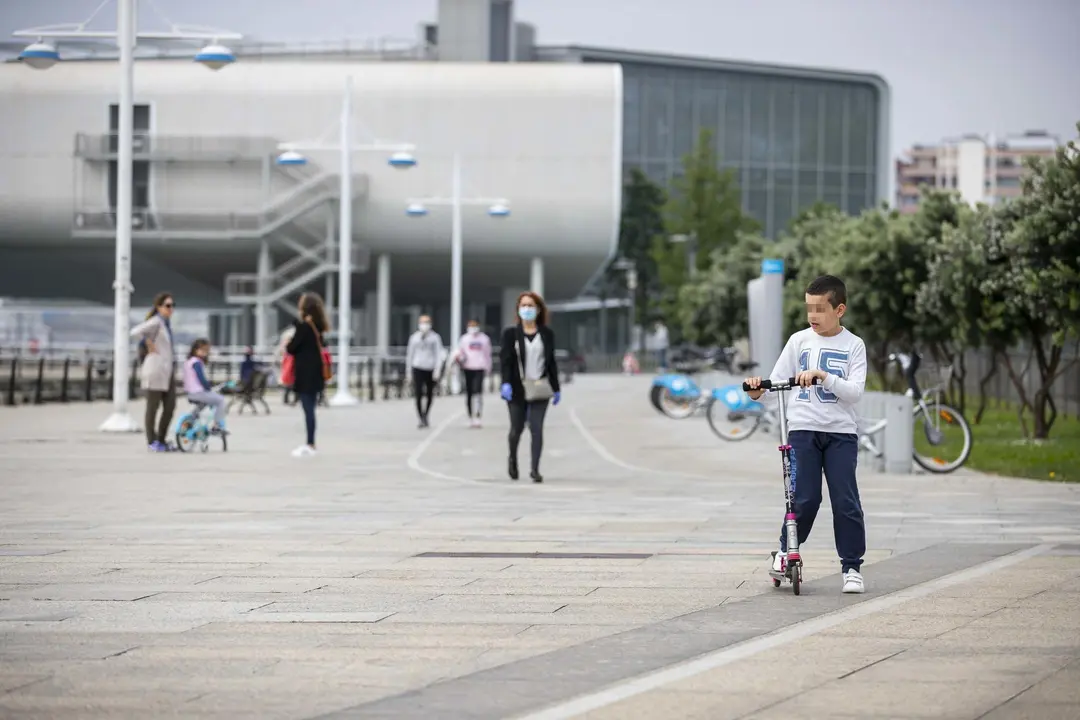 DAVID S. BUSTAMANTE 24/04/2020 SANTANDER/ CANTABRIA Los ni&ntilde;os menores de 14 a&ntilde;os pueden salir a la calle acompa&ntilde;ados de un adulto tras el confinamiento por el Estado de Alarma decretado por el Coronavirus Covid-19. 
