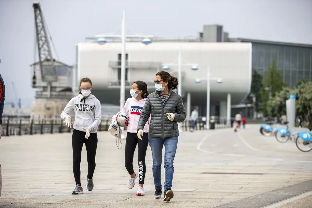 DAVID S. BUSTAMANTE 24/04/2020 SANTANDER/ CANTABRIA Los ni&ntilde;os menores de 14 a&ntilde;os pueden salir a la calle acompa&ntilde;ados de un adulto tras el confinamiento por el Estado de Alarma decretado por el Coronavirus Covid-19. 