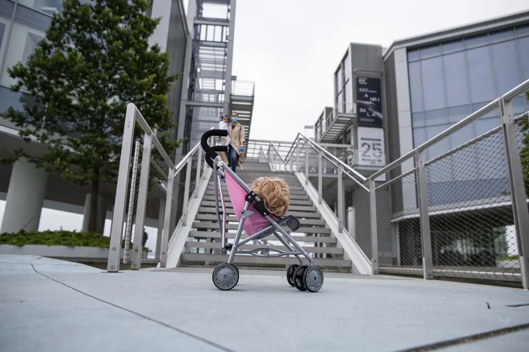 DAVID S. BUSTAMANTE 24/04/2020 SANTANDER/ CANTABRIA Los ni&ntilde;os menores de 14 a&ntilde;os pueden salir a la calle acompa&ntilde;ados de un adulto tras el confinamiento por el Estado de Alarma decretado por el Coronavirus Covid-19. 