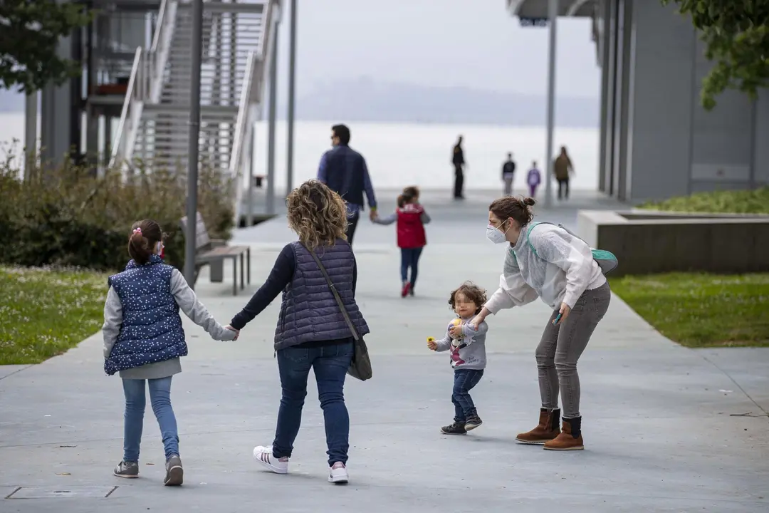 DAVID S. BUSTAMANTE 24/04/2020 SANTANDER/ CANTABRIA Los ni&ntilde;os menores de 14 a&ntilde;os pueden salir a la calle acompa&ntilde;ados de un adulto tras el confinamiento por el Estado de Alarma decretado por el Coronavirus Covid-19. 