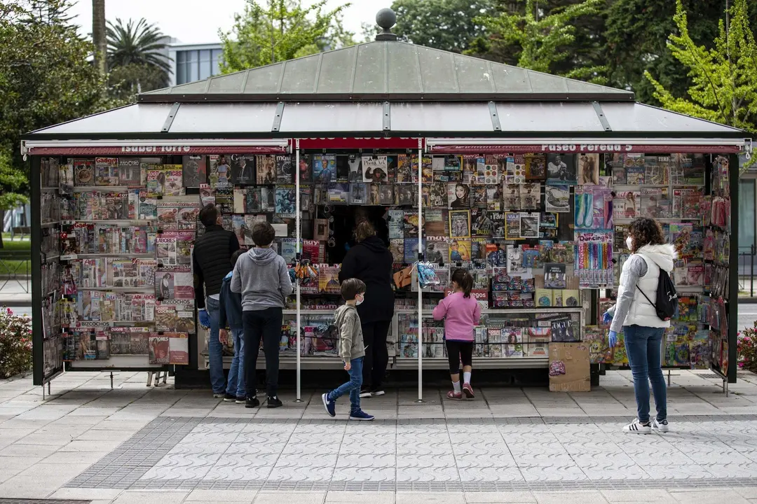 DAVID S. BUSTAMANTE 24/04/2020 SANTANDER/ CANTABRIA Los ni&ntilde;os menores de 14 a&ntilde;os pueden salir a la calle acompa&ntilde;ados de un adulto tras el confinamiento por el Estado de Alarma decretado por el Coronavirus Covid-19. 
