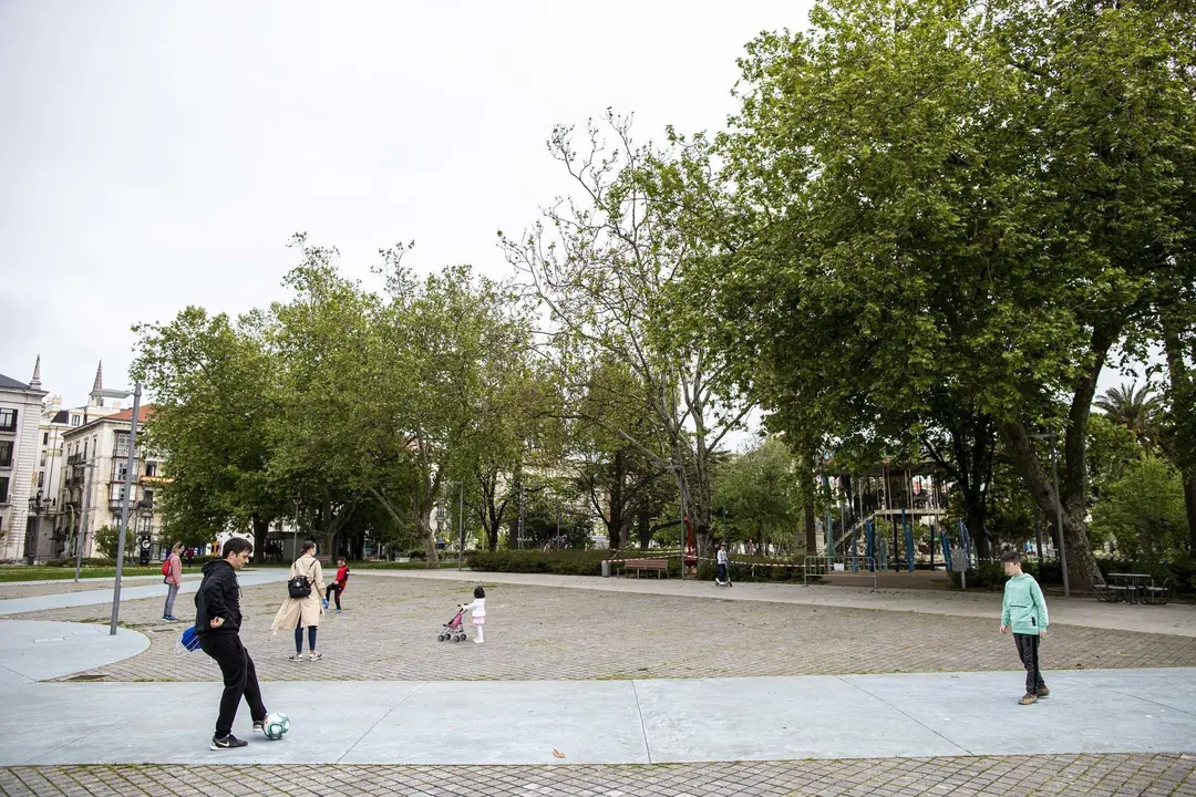 DAVID S. BUSTAMANTE 24/04/2020 SANTANDER/ CANTABRIA Los ni&ntilde;os menores de 14 a&ntilde;os pueden salir a la calle acompa&ntilde;ados de un adulto tras el confinamiento por el Estado de Alarma decretado por el Coronavirus Covid-19. 