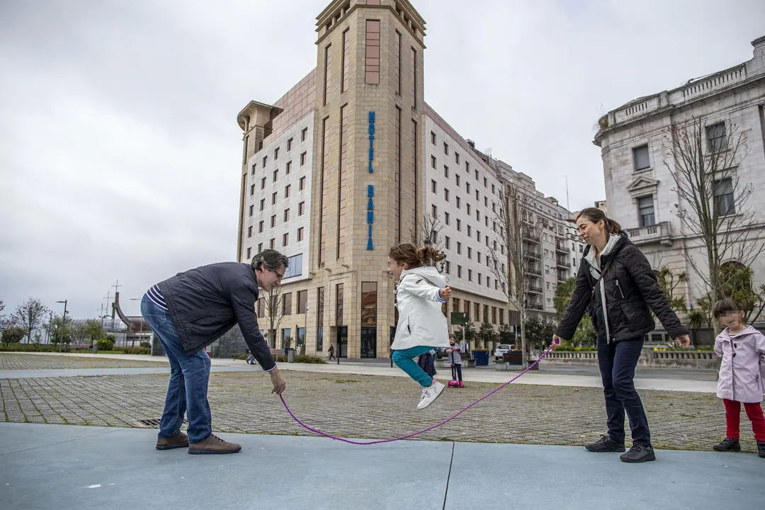 DAVID S. BUSTAMANTE 24/04/2020 SANTANDER/ CANTABRIA Los ni&ntilde;os menores de 14 a&ntilde;os pueden salir a la calle acompa&ntilde;ados de un adulto tras el confinamiento por el Estado de Alarma decretado por el Coronavirus Covid-19. 
