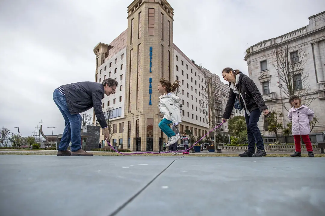 DAVID S. BUSTAMANTE 24/04/2020 SANTANDER/ CANTABRIA Los ni&ntilde;os menores de 14 a&ntilde;os pueden salir a la calle acompa&ntilde;ados de un adulto tras el confinamiento por el Estado de Alarma decretado por el Coronavirus Covid-19. 