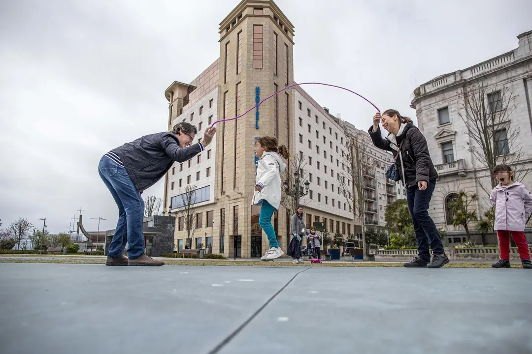DAVID S. BUSTAMANTE 24/04/2020 SANTANDER/ CANTABRIA Los ni&ntilde;os menores de 14 a&ntilde;os pueden salir a la calle acompa&ntilde;ados de un adulto tras el confinamiento por el Estado de Alarma decretado por el Coronavirus Covid-19. 