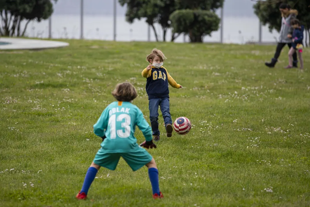 DAVID S. BUSTAMANTE 24/04/2020 SANTANDER/ CANTABRIA Los ni&ntilde;os menores de 14 a&ntilde;os pueden salir a la calle acompa&ntilde;ados de un adulto tras el confinamiento por el Estado de Alarma decretado por el Coronavirus Covid-19. 